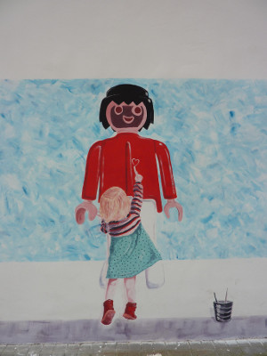 Dibujo niña pintando