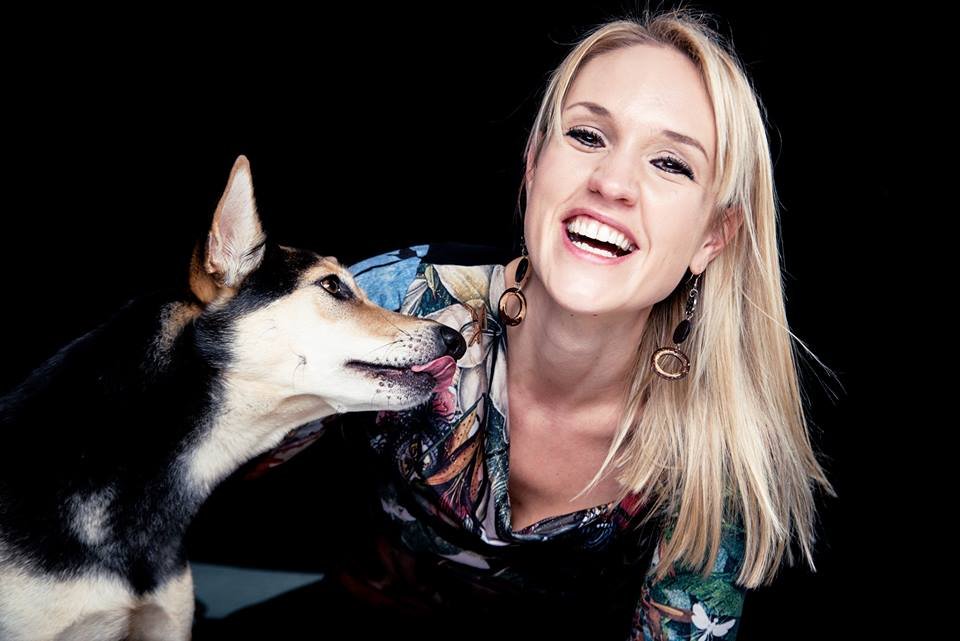 Lisa Cairns con perro