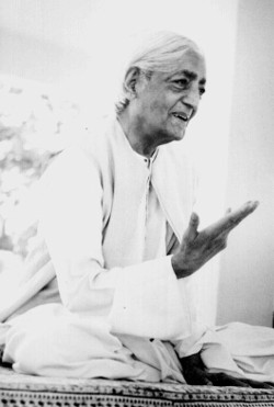 Krishnamurti hablando en la India